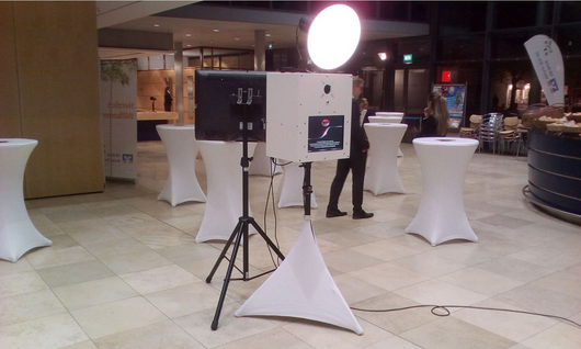 Fotobox Mieten in Löchgau Ludwigsburg Besigheim Bönnigheim Bietigheim Heilbronn Stuttgart Kirchheim Gemmrigheim Freudental Sachsenheim Brackenheim Sersheim Hessigheim Pleidelsheim Benningen Erligheim Talheim Oberstenfeld Oberriexingen Hohenhaslach Leingarten Beilstein Backnang Fotobooth Fotokasten Hochzeit Geburtstag Messe Firmenevent individuelle Collage Direktdruck Slideshow Greenwall Live View liveview