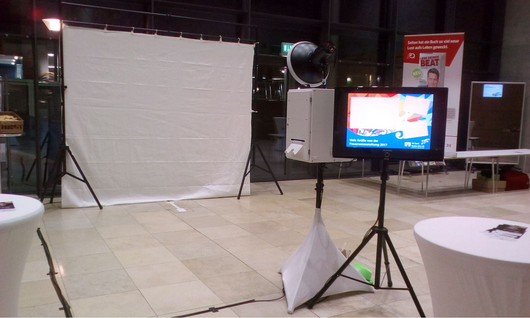 Fotobox Mieten in Löchgau Ludwigsburg Besigheim Bönnigheim Bietigheim Heilbronn Stuttgart Kirchheim Gemmrigheim Freudental Sachsenheim Brackenheim Sersheim Hessigheim Pleidelsheim Benningen Erligheim Talheim Oberstenfeld Oberriexingen Hohenhaslach Leingarten Beilstein Backnang Fotobooth Fotokasten Hochzeit Geburtstag Messe Firmenevent individuelle Collage Direktdruck Slideshow Greenwall Live View liveview